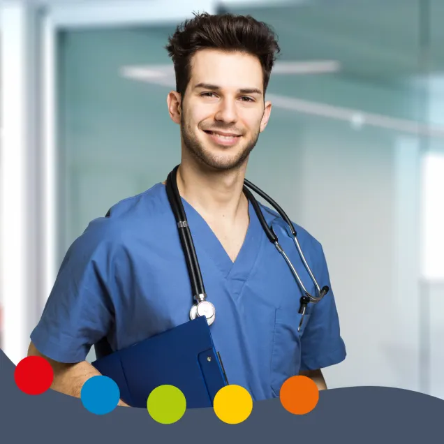 Jeune homme assistant souriant en début de carrière, en tenue médicale et s'apprêtant à rencontrer un patient, illustrant l'accompagnement d'Assura’Diels pour les starters en médecine en Belgique