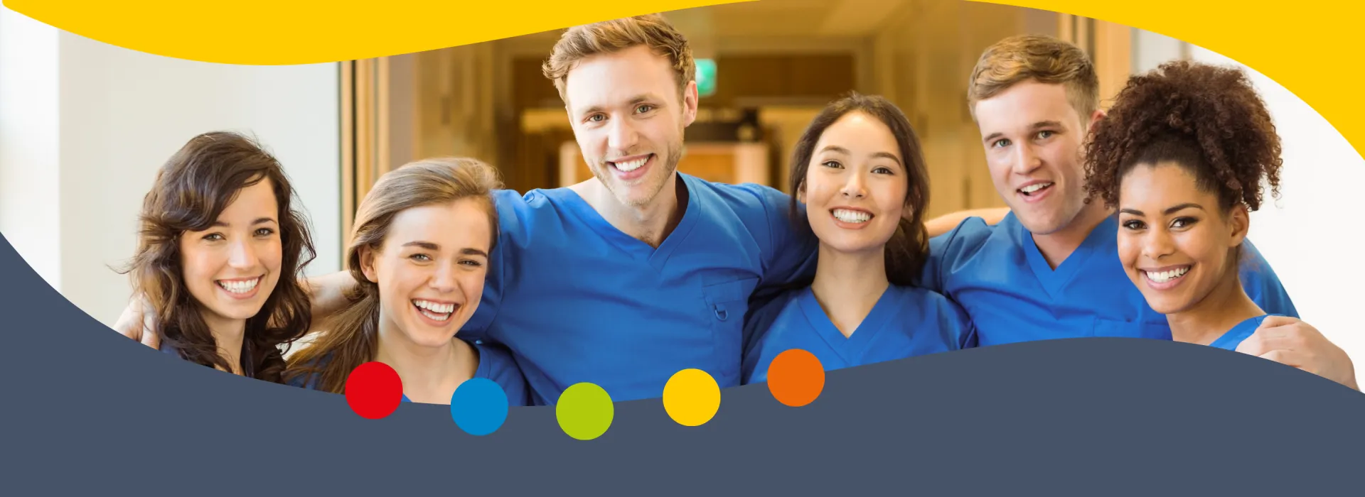 Jeunes assistants souriants en début de carrière, en tenue médicale, illustrant l'accompagnement d'Assura’Diels pour les starters en médecine en Belgique